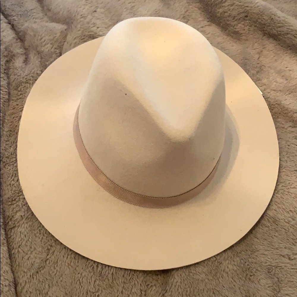 Aritzia felt wool hat NWT